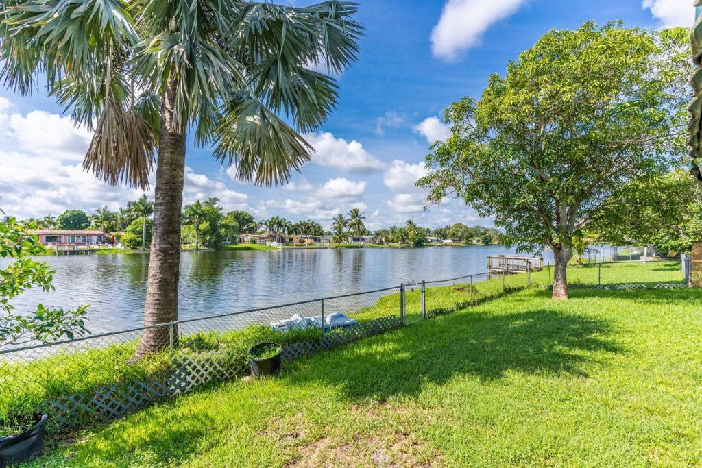 Private Lakefront Home In Miami/Pembroke Pembroke Pines Exterior photo