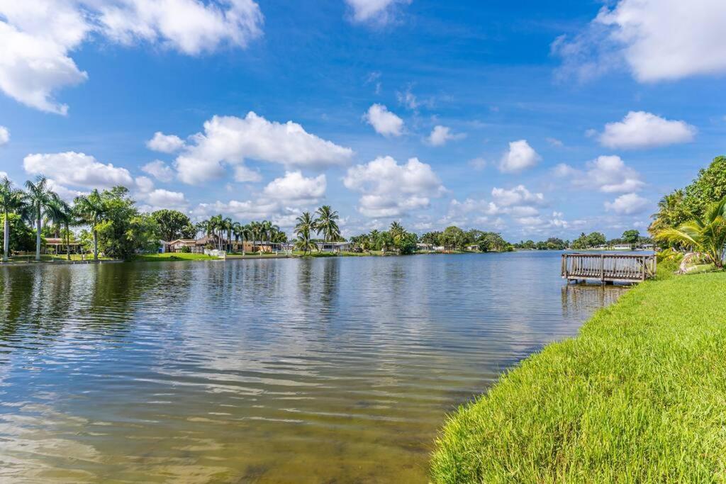 Private Lakefront Home In Miami/Pembroke Pembroke Pines Exterior photo